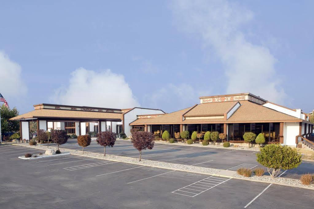 Red Lion Hotel Wenatchee City Center Bagian luar foto